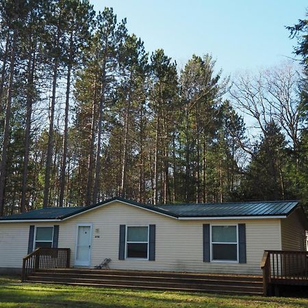 The Green Lake Getaway - Shared Lake Access! Interlochen 외부 사진