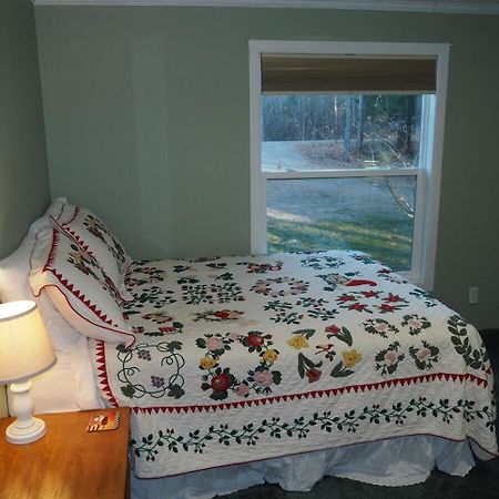 The Green Lake Getaway - Shared Lake Access! Interlochen 외부 사진