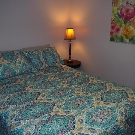 The Green Lake Getaway - Shared Lake Access! Interlochen 외부 사진
