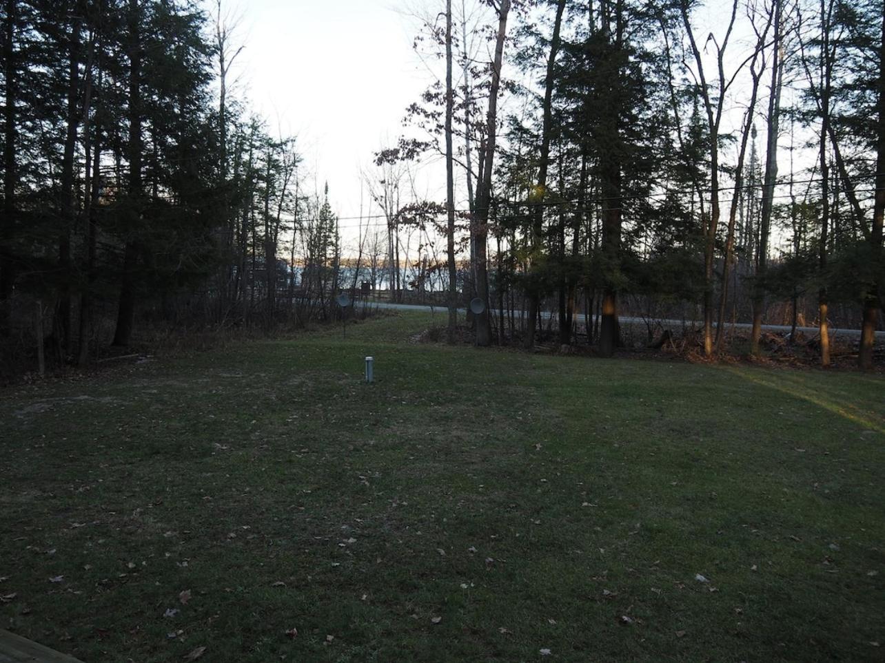 The Green Lake Getaway - Shared Lake Access! Interlochen 외부 사진