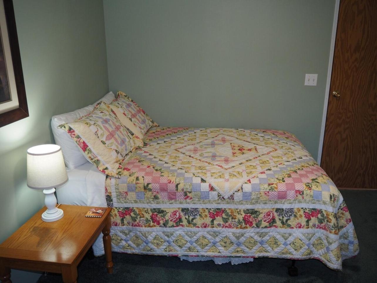 The Green Lake Getaway - Shared Lake Access! Interlochen 외부 사진