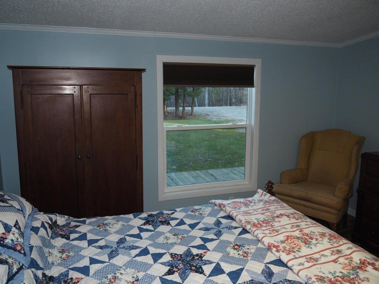 The Green Lake Getaway - Shared Lake Access! Interlochen 외부 사진