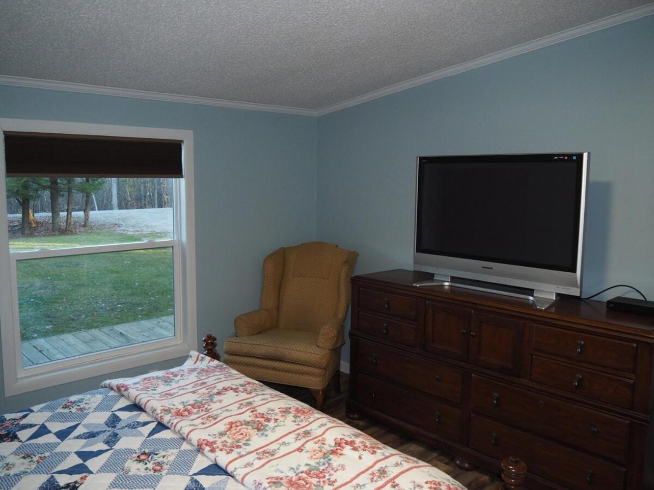 The Green Lake Getaway - Shared Lake Access! Interlochen 외부 사진