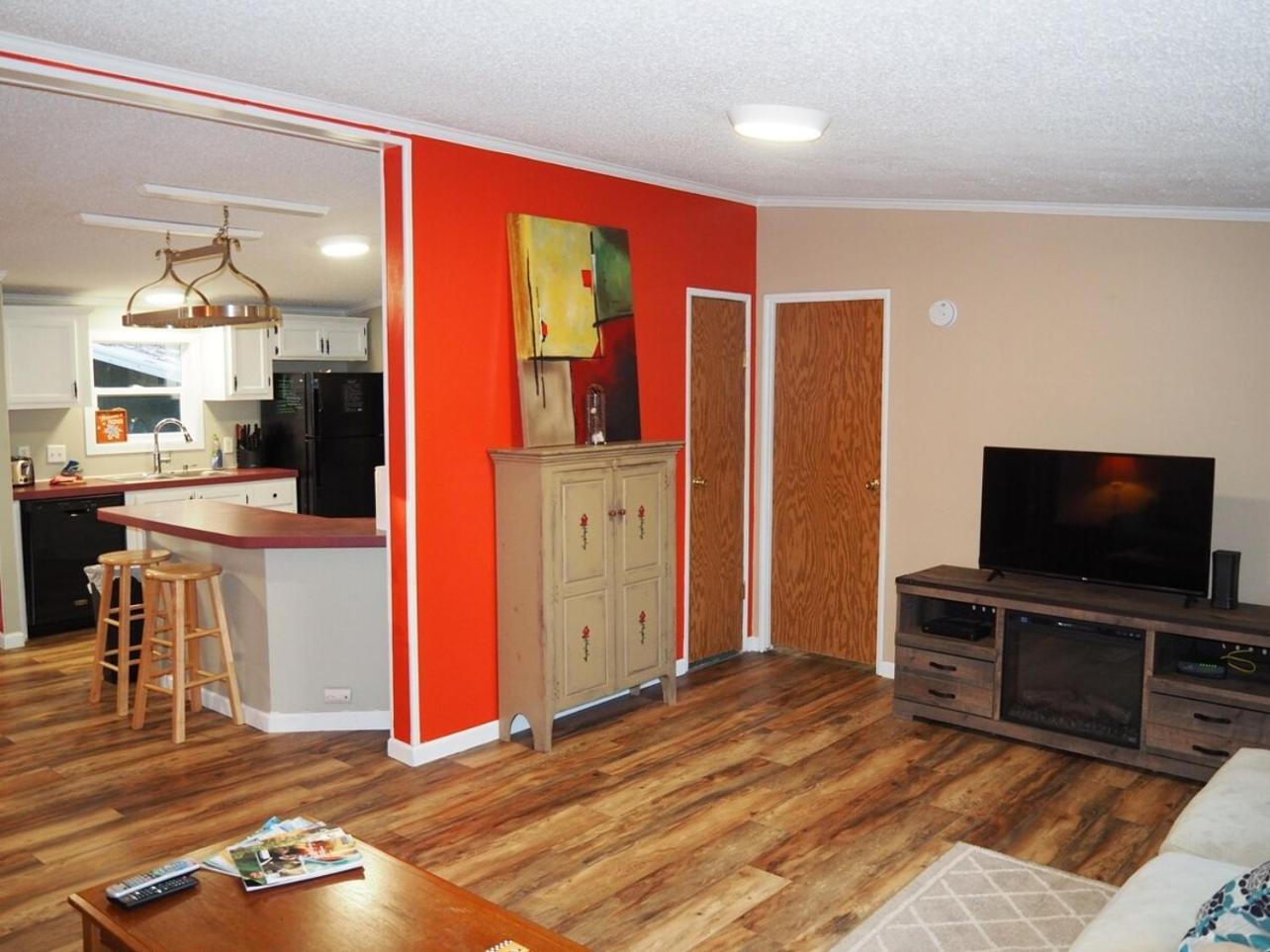 The Green Lake Getaway - Shared Lake Access! Interlochen 외부 사진