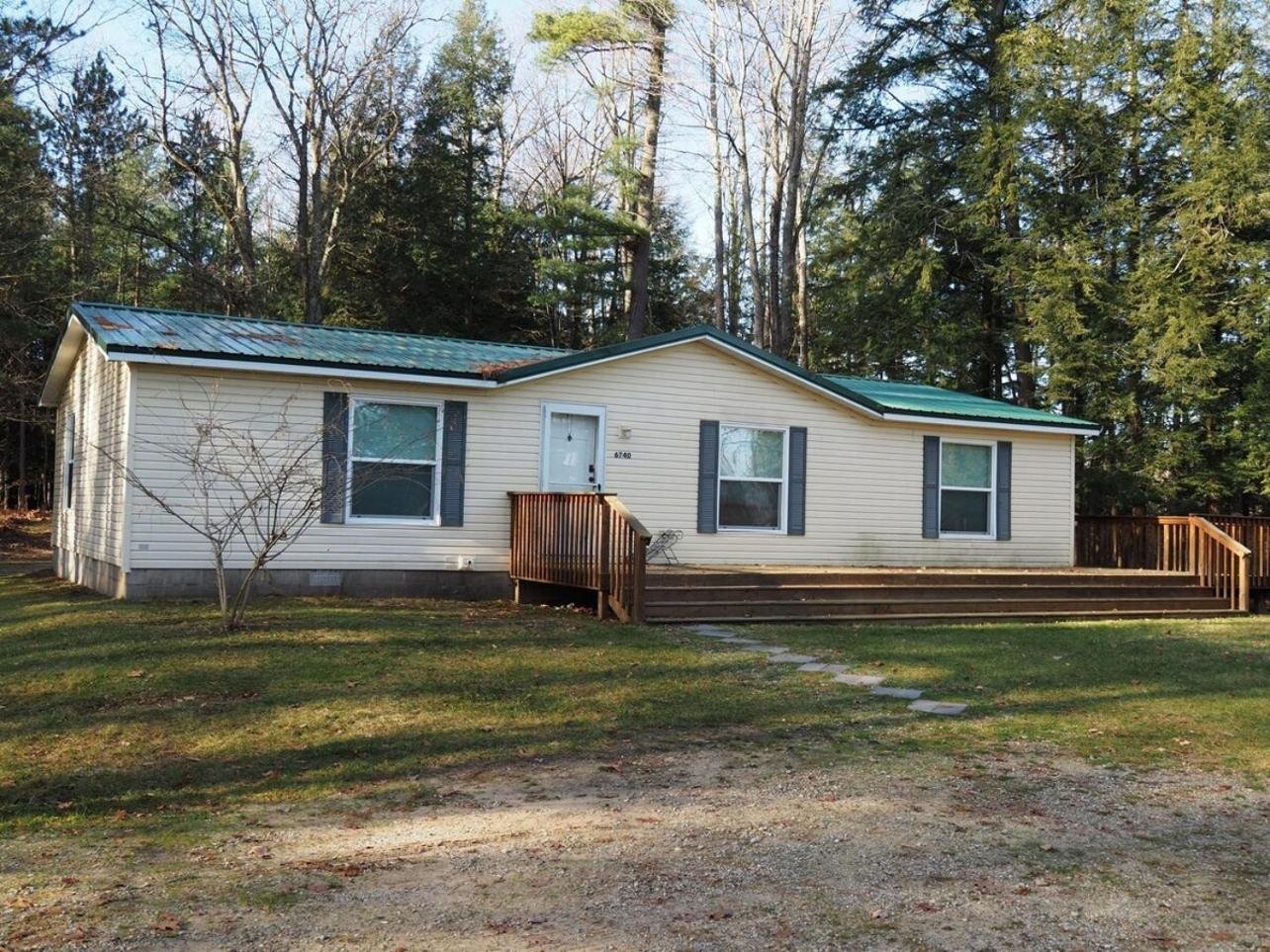 The Green Lake Getaway - Shared Lake Access! Interlochen 외부 사진