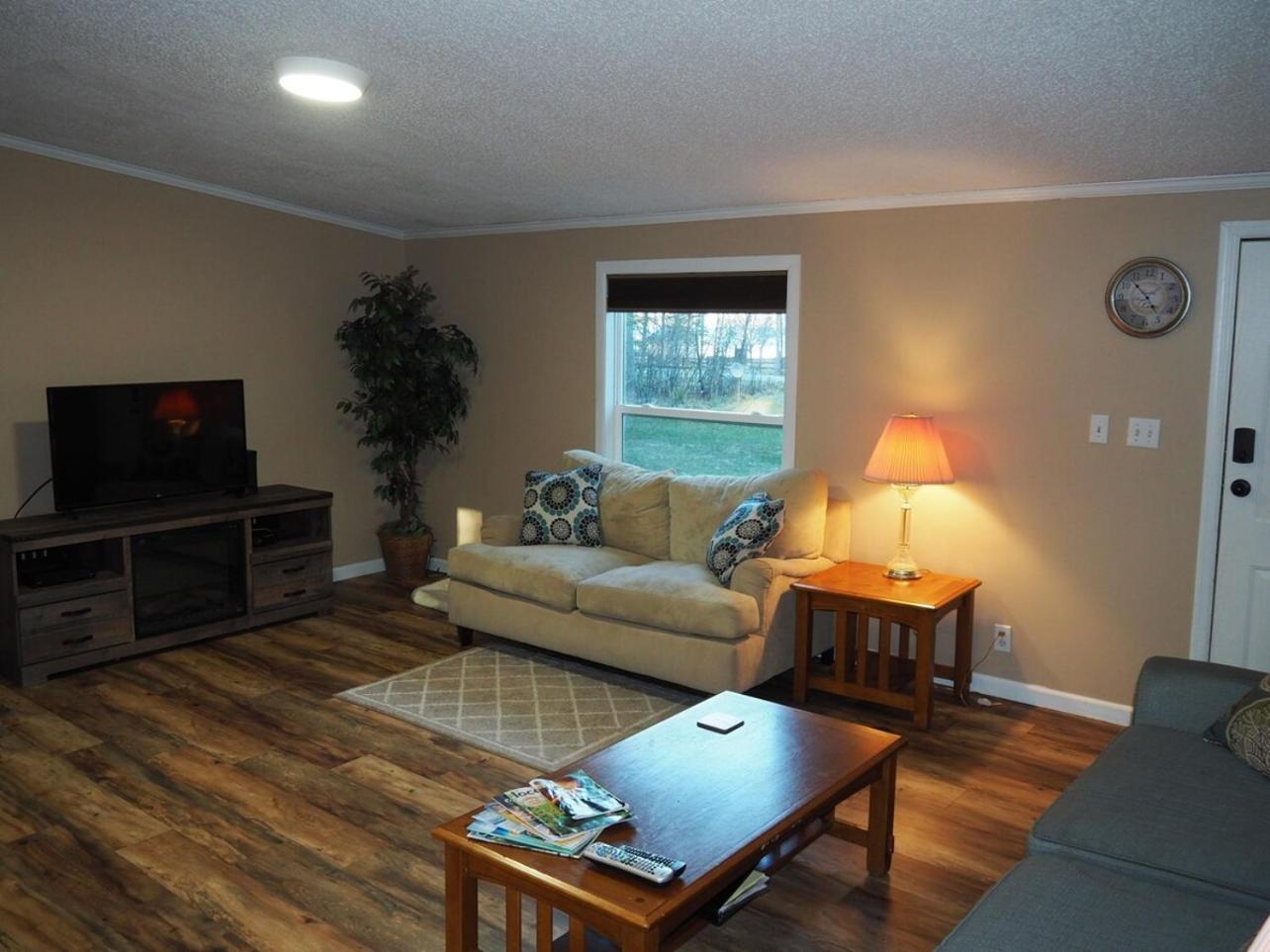 The Green Lake Getaway - Shared Lake Access! Interlochen 외부 사진