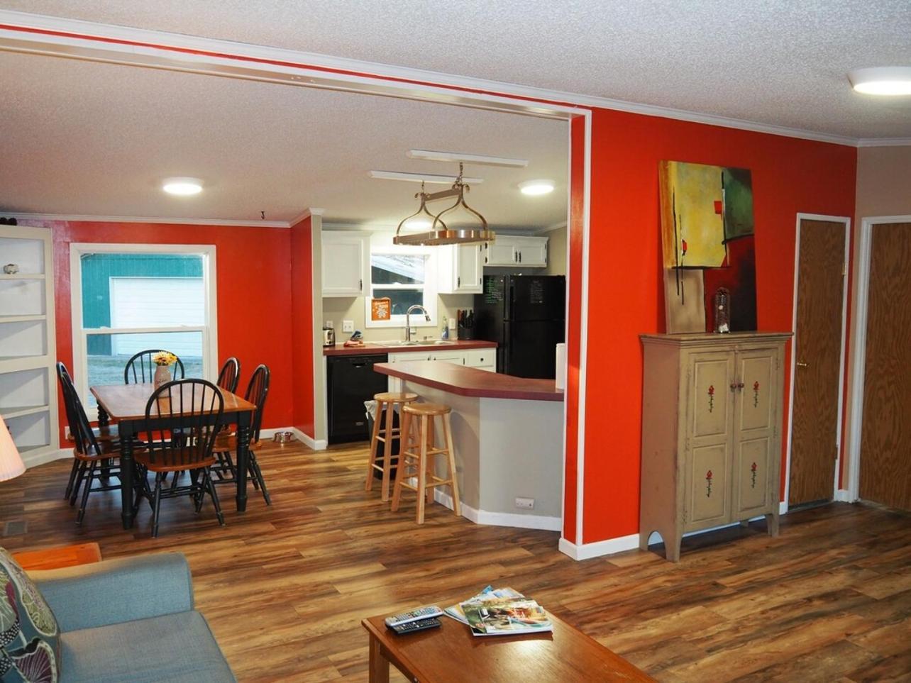 The Green Lake Getaway - Shared Lake Access! Interlochen 외부 사진