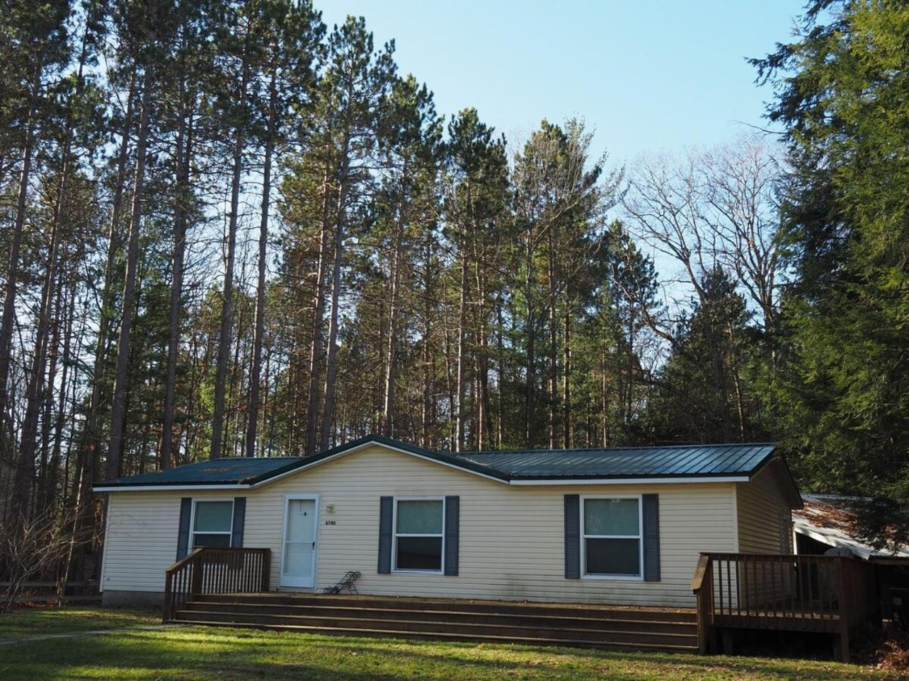 The Green Lake Getaway - Shared Lake Access! Interlochen 외부 사진