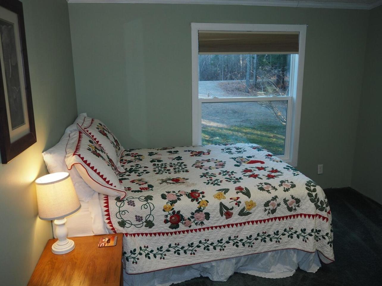 The Green Lake Getaway - Shared Lake Access! Interlochen 외부 사진